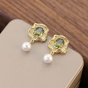 Pendientes de Botón de Cobre Templado de Alta Gama para Mujer, Estilo Geométrico, Lujo Ligero, Nuevos, con Incrustaciones de Circonita y Perla, Versátiles - Product Image 3