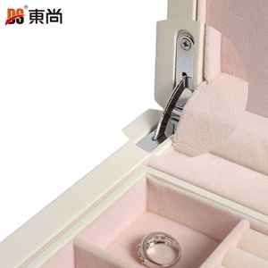 กล่องใส่เครื่องประดับทรงสี่เหลี่ยมผืนผ้าเรียบง่าย ทำจากหนัง PU รีไซเคิลได้ เป็นมิตรกับสิ่งแวดล้อม พร้อมโลโก้ DS Custom เหมาะสำหรับจัดเก็บต่างหู เป็นของขวัญ - Product Image 2