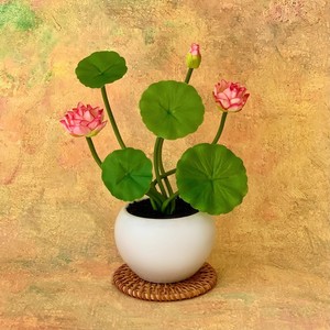 Plante artificielle de fleurs de lotus avec des feuilles en soie réalistes et des fleurs roses pour la décoration de la maison, du bureau et de la salle de thé - Product Image 3