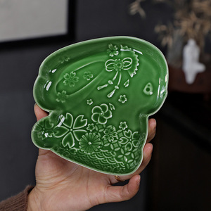 Plato de cerámica estilo chino con forma de conejo, forma irregular, porcelana hecha a mano para servir bocadillos de té en bodas. - Product Image 2