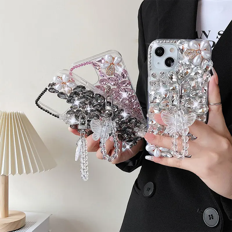 Casing ponsel kristal berlian mewah dengan rantai mutiara untuk penutup telepon Bling Bling iPhone 15 Pro Max 14 Plus 13 12 11
