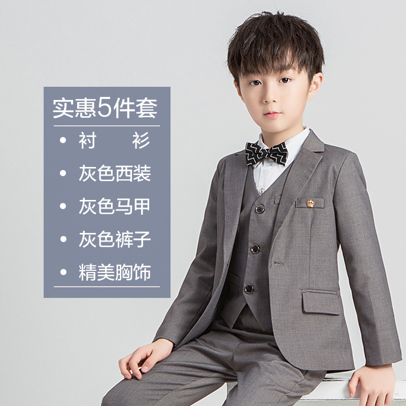Completo grigio da cinque pezzi