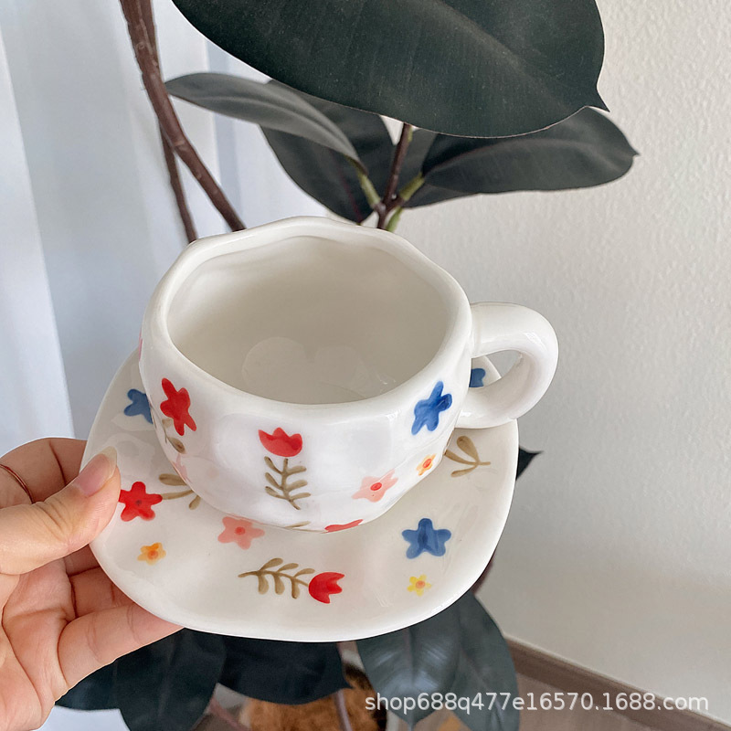 Grand fond blanc tasse et soucoupe florale