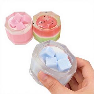 Jouet à presser en TPR coloré et réaliste de 6 cm, en forme de gobelet de milkshake ou de pudding (pastèque/mangue/fraise), solide, sans liquide ni gel, pour filles - Product Image 3
