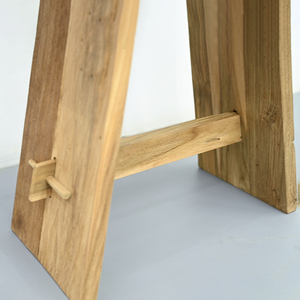 Banc en teck ancien de style japonais avec assise courbée et texture naturellement patinée, tabouret récupéré pour hôtel et jardin - Product Image 6