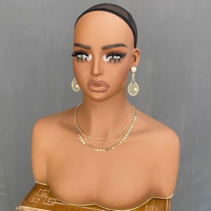 Cabeza de maniquí femenino al por mayor con hombros y maquillaje - Product Image 4