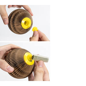 All'ingrosso giocattoli moderni per gatti in carta ondulata rotondi palle graffio palle di erba gatta a nido d'ape giocattoli per animali domestici - Product Image 2