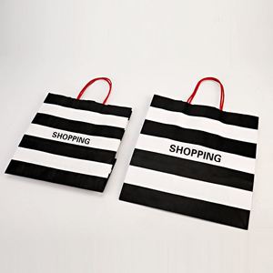 Bolsa de Papel para Compras Negra y Blanca de Alta Calidad con Asa Retorcida, Bolsas de Papel Kraft Económicas con Logotipo Personalizado Impreso, Bolsas de Papel Kraft para Cosméticos - Product Image 4