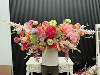 Arche florale de luxe verte et rose vif avec guirlande florale fuchsia pour décorations de table de mariage et de fête