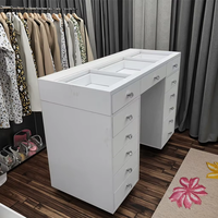 Coiffeuse moderne en bois blanc durable avec miroir de maquillage et panneau de rangement, design en verre trempé de 5 mm pour appartement et chambre à coucher