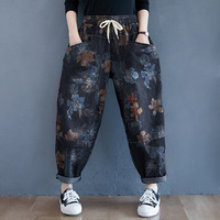 Celana harem denim wanita model retro, bermotif print, kasual, longgar, pinggang elastis dengan tali serut, efek washed, potongan slim.