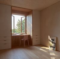Fenêtres à battants modernes en aluminium et bois de pin, triple vitrage isolant, à haute efficacité énergétique