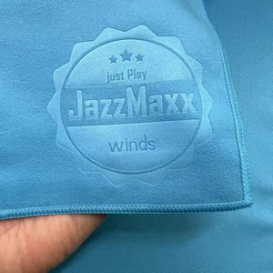 Chiffonnette de nettoyage en microfibre bleu ciel 200 GSM de qualité supérieure avec logo personnalisé en relief <span class=keywords><strong>pour</strong></span> instruments de musique et lentilles optiques 30 x 30 - Product Image 1