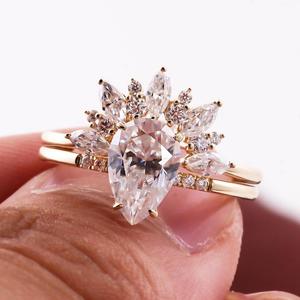 カスタム14kイエローゴールドリング梨カットMoissaniteビンテージスタイルのパステストスタッキングセット女の子のため - Product Image 4