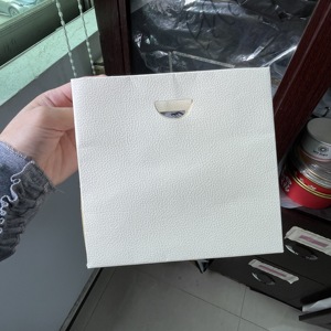 Bolsa de Papel Kraft Ecológica Blanca Minimalista con Textura, Asa de Cinta, Logotipo Personalizado, Impresión Digital, Embalaje de Regalo Premium - Product Image 1