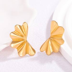 Boucles d'oreilles clous en forme d'éventail brillant en acier inoxydable plaqué or simple et tendance pour femmes, bijoux en gros - Product Image 3