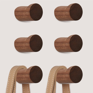 Ganchos de pared inclinados de madera, juego de 6 piezas, color quemado, diseño simple, fácil instalación, perchero para uso en puerta de casa - Product Image 1