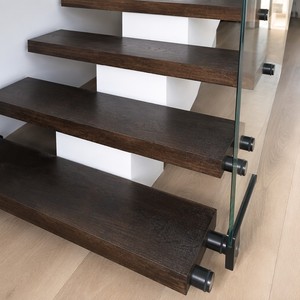 Escalera Flotante Moderna con Diseño en <span class=keywords><strong>Zigzag</strong></span> Central, Peldaños de Roble Macizo, Diseño de Escalones Abiertos, Personalizada para Villas, Lofts y Espacios Comerciales - Product Image 2