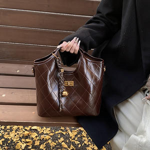 Borsa a Secchiello Vintage in PU di Alta Qualità per Pendolari, Nuova Borsa a Mano con Motivo a Rombi 2026, Borsa a Tracolla di Moda di Nicchia con Chiusura a Scatto - Product Image 1