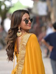 ชุดผ้าจอร์เจียสีเหลืองเรืองแสงสีทองทันสมัยมีกระดุมพอตลีที่สวยงามสำหรับงานปาร์ตี้ radhe ส่งออกได้อย่างรวดเร็ว - Product Image 2