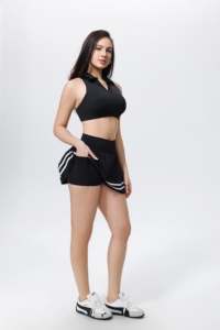Completo Sportivo 2 Pezzi: Top Corto con Colletto e Gonna Plissettata a Vita Alta, Senza Maniche, Nero Tinta Unita, per Yoga e Tennis - Product Image 4