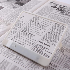 نظارات مكبرة للصفحة ذات أضواء LED رقيقة للغاية وبحجم كبير مخصصة للبيع بالجملة، ورقة تكبير 180*140 ملم ومكبرة 3 مرات لكبار السن - Product Image 4