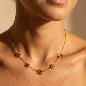 Collana Vintage da Donna con Fiore a Margherita in Acciaio Inossidabile Placcato Oro 18K, Gioiello Resistente allo Sbiadimento - Product Image 3