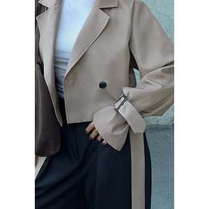 Chaqueta Acolchada de Satén para Mujer, Estilo Letterman, Color Beige, con Botones al Frente, Logotipo Personalizado Bordado, Técnicas de Poliéster, para Otoño y Primavera - Product Image 5