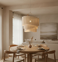 Décoration de plafond suspendue en macramé rouge sur mesure à trois niveaux avec des pompons et des fleurs artificielles pour la réception d'hôtel, OEM