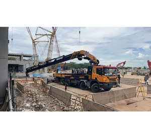 Grúa Montada en Camión SQZ2600 de 65 Toneladas, Grúa de Carga para Construcción de Puentes, Maquinaria de Ingeniería Resistente - Product Image 1