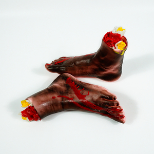 Pieds ensanglantés réalistes de faux pieds d'Halloween pour les décorations de fête d'Halloween - Product Image 5