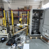 Robot FANUC M-20iD/25, 25 kg, 1831 mm, pour préhension et placement d'objets métalliques avec préhenseur personnalisé dans une clôture de sécurité, PLC intégré