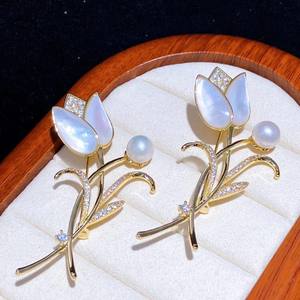 Broche Fleur de Poitrine en Perle d'Eau Douce Akoya Exquise 8-9mm, Tulipe en Nacre Naturelle d'Eau de Mer, Accessoires de Mode en Gros - Product Image 1