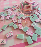 Tuiles de Mahjong en Acrylique Gravées et Imprimées UV à Trois Couches avec Face Blanche, Dos en Marbre Mousse de Mer et Couche Rose pour le Divertissement