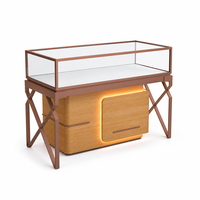 Vitrines à bijoux modernes avec finition imitation bois et éclairage LED d'ambiance ; Vitrines commerciales personnalisables