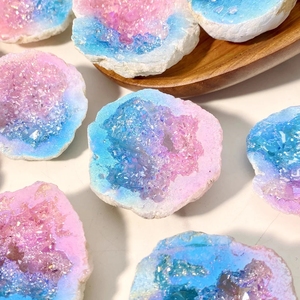 Vente en gros de pierres brutes en agate blanche plaquée bleu et violet Aura Healing Crafts pour décorations d'Halloween - Product Image 3
