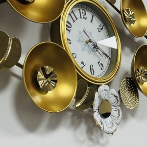 ساعة حائط معدنية فاخرة جديدة بتصميم زهور، مقاس 107×56 سم، ساعة حائط دائرية من الحديد للتعليق على الحائط لتزيين غرفة المعيشة والمنزل - Product Image 3