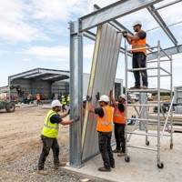 Atelier préfabriqué en acier de 500 m², entrepôt modulaire, bâtiment industriel avec support technique