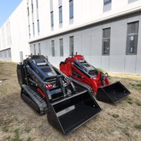 Chargeuse compacte sur chenilles Kubota avec moteur diesel et transmission, chenilles en caoutchouc, hauteur de déchargement de 2000 mm