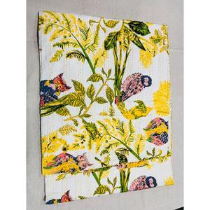 Edredón Kantha de algodón suave diseñado con métodos de estampado tradicionales y trabajo de costura texturizado que crea un acento único en la ropa de cama. - Product Image 3