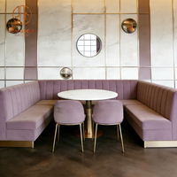 Ensemble de mobilier de restaurant et café : canapé, banquette, chaise et table, avec table ronde en marbre et banquette pour restaurant