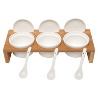 Ensemble de condiments en bois, bols à tremper en céramique, ramequins à sauce ensemble de 3 pièces avec couvercles et cuillères sur plateau de service en bambou surélevé