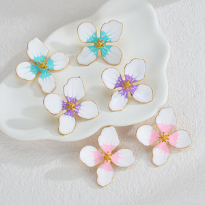 Pendientes de botón de flor esmaltados de colores para mujer |   Acero Inoxidable Chapado en Oro PVD de 18K |   Joyería Floral Hipoalergénica Resistente al Agua - Product Image 2