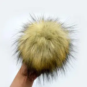 2024 alta calidad precio bajo color clásico mapache piel de zorro pompón para sombrero gorros DIY piel pompón bolsas bufanda Accesorios - Product Image 1