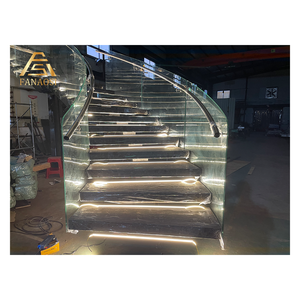 Escalier courbé avec structure en frêne thermiquement <span class=keywords><strong>traité</strong></span>, marches en composite de pierre, revêtement anti-graffiti, escalier urbain pour place publique - Product Image 1