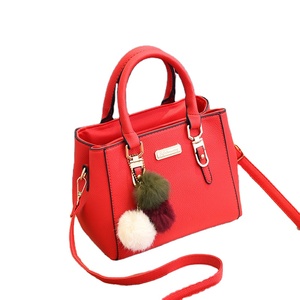Sacs à bandoulière tendance en cuir PU souple à motif Saffiano avec pompon, forme seau, chaînes, pour femmes, dernières nouveautés, commande en gros RTS - Product Image 1
