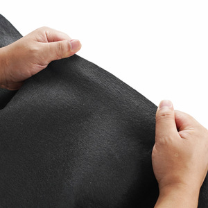 Géotextile non tissé noir, épaisseur 0,72 mm-2,4 mm, résistant aux déchirures, pour la protection des cours, des routes et des travaux d'ingénierie civile - Product Image 1