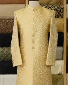 Kurta da sposa tradizionale in seta su misura per la collezione Sherwani del progettista dello sposo per l'abbigliamento da sposa ultimo Shervani per i ragazzi