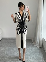 Robe midi élégante pour femme, col en V, coupe trapèze, manches mi-longues, imprimé floral, taille nouée, style bureau urbain, décoration boutonnée, naturelle