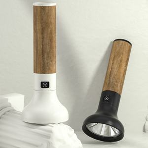 Linterna recargable tipo C con linterna de larga distancia para emergencias. Una potente linterna LED con zoom para un uso resistente. - Product Image 2